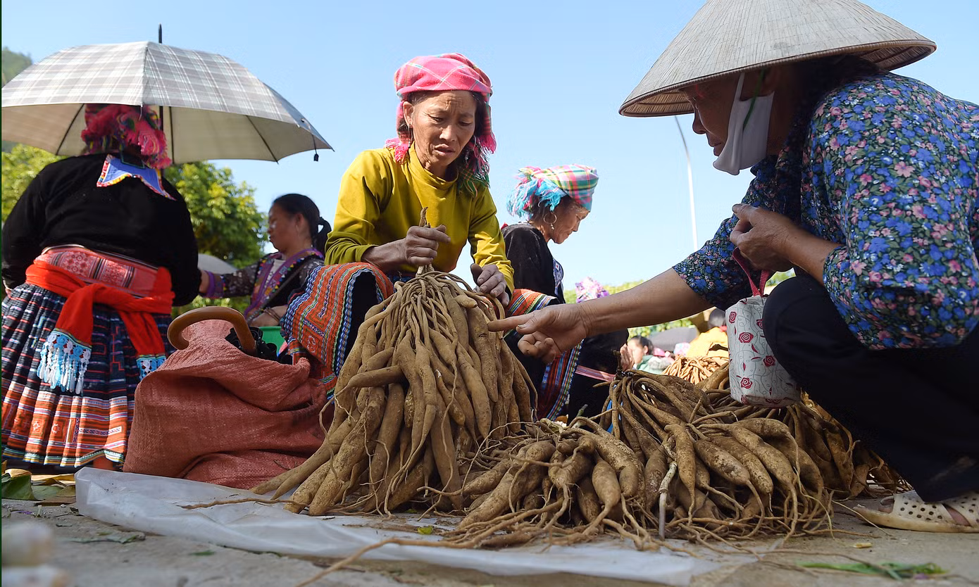 Phiên chợ nhộn nhịp trao đổi giữa người bán và người mua. Những người bán đon đả mời khách, giới thiệu hàng hóa, cũng như thân thiện với những người chưa tìm được món đồ ưng ý.
