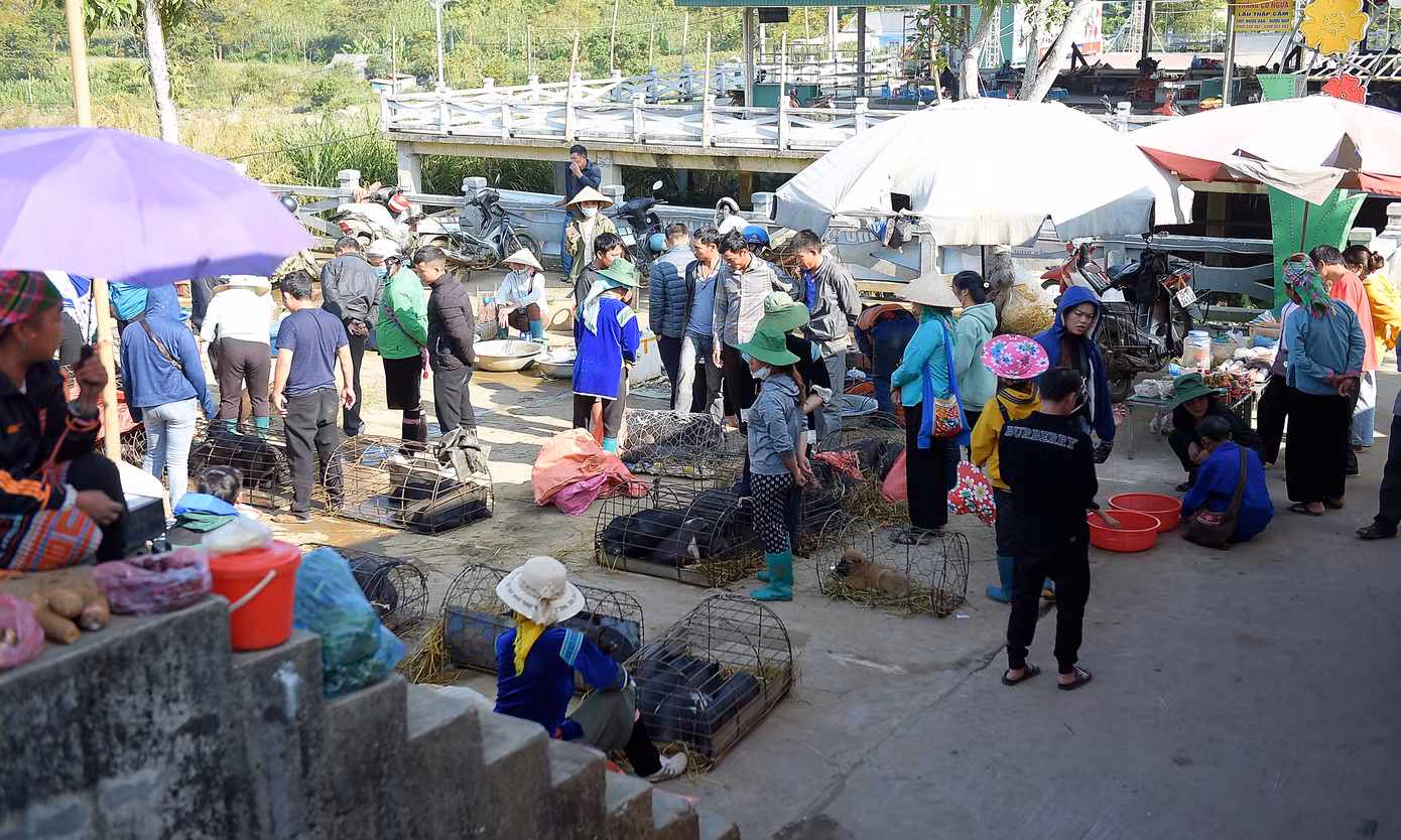 Chợ phiên San Thàng có tên gốc là chợ Tam Đường đất. Tam Đường trong tiếng của dân tộc tộc Giấy có nghĩa là ngã ba đường. Chợ phiên Sang Thàng họp đều đặn vào thứ Năm và Chủ nhật hằng tuần. Mỗi phiên chợ không chỉ là nơi mua bán, trao đổi hàng hóa mà còn là dịp gặp gỡ, giao lưu của đồng bào các dân tộc Tày, Mông, Dao, Giáy, Lự...