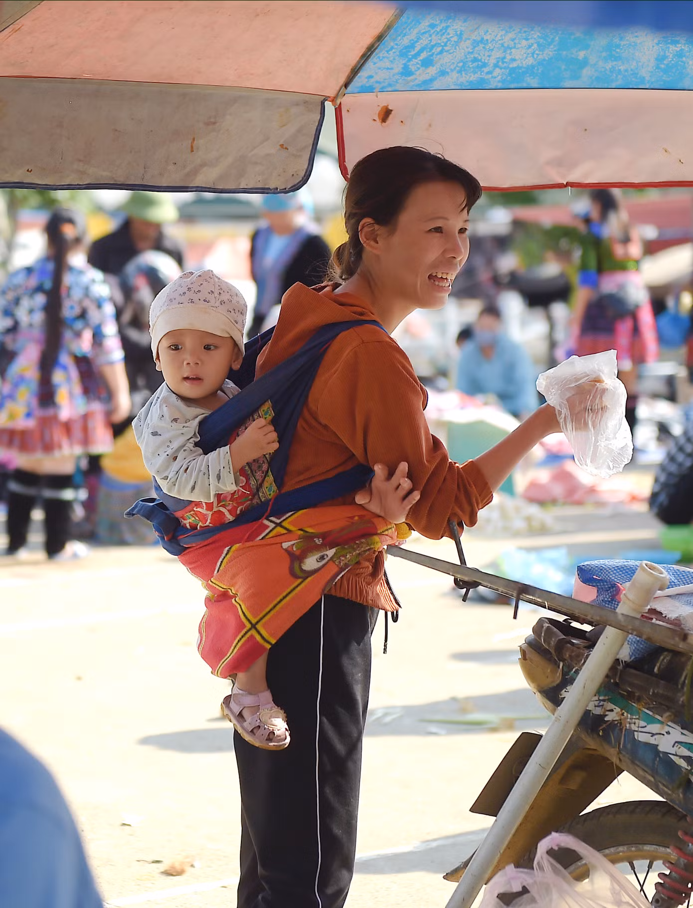 Chợ San Thàng như nhiều phiên chợ vùng cao khác không chỉ có cảnh bán mua, trao đổi hàng hóa, còn có những cảnh yên bình của các bé con theo chân người nhà đến chợ.