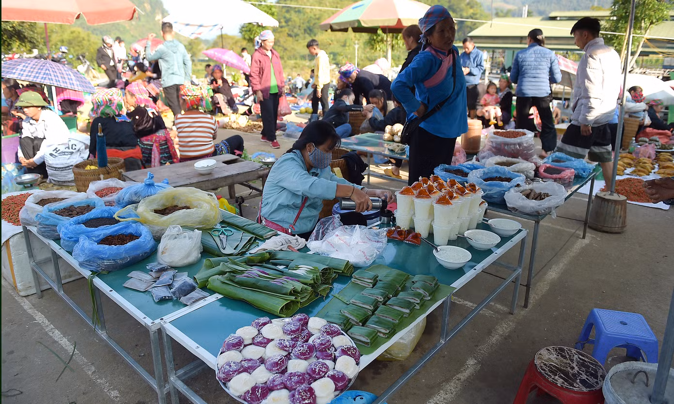 Chợ phiên San Thàng có đủ sản vật của núi rừng gắn với phong tục văn hóa của đồng bào các dân tộc vùng cao, như mật ong, gà đen, măng, ớt, hạt mắc khén, thổ cẩm, vải... Có thứ được bày biện trên sạp hàng, thứ được đặt ngay trên mặt đất, nhưng tất cả đều hấp dẫn bởi sắc màu rực rỡ.