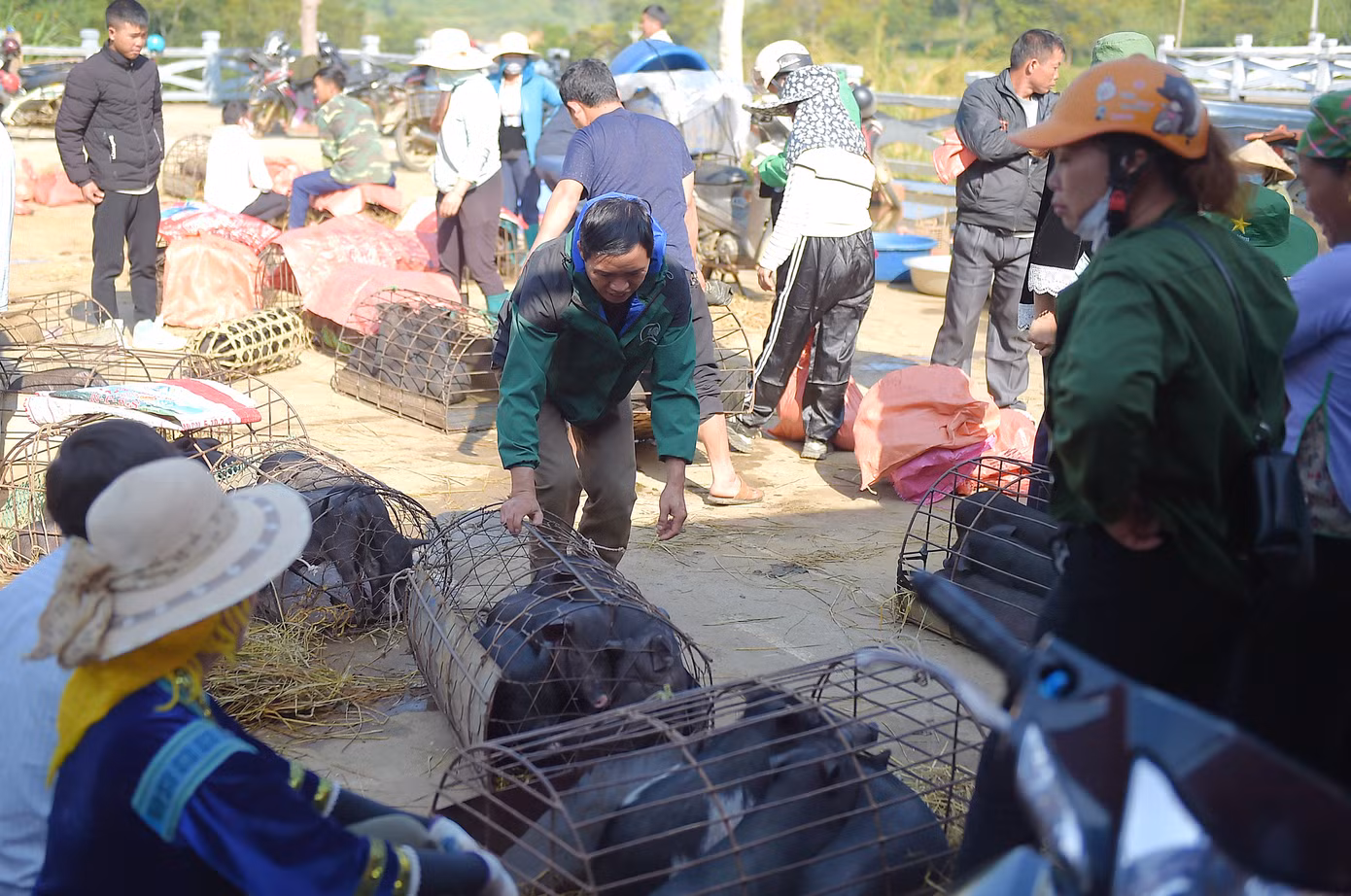 Chợ phiên San Thàng có tên gốc là chợ Tam Đường đất. Tam Đường trong tiếng của dân tộc tộc Giấy có nghĩa là ngã ba đường. Chợ phiên Sang Thàng họp đều đặn vào thứ Năm và Chủ nhật hằng tuần. Mỗi phiên chợ không chỉ là nơi mua bán, trao đổi hàng hóa mà còn là dịp gặp gỡ, giao lưu của đồng bào các dân tộc Tày, Mông, Dao, Giáy, Lự...