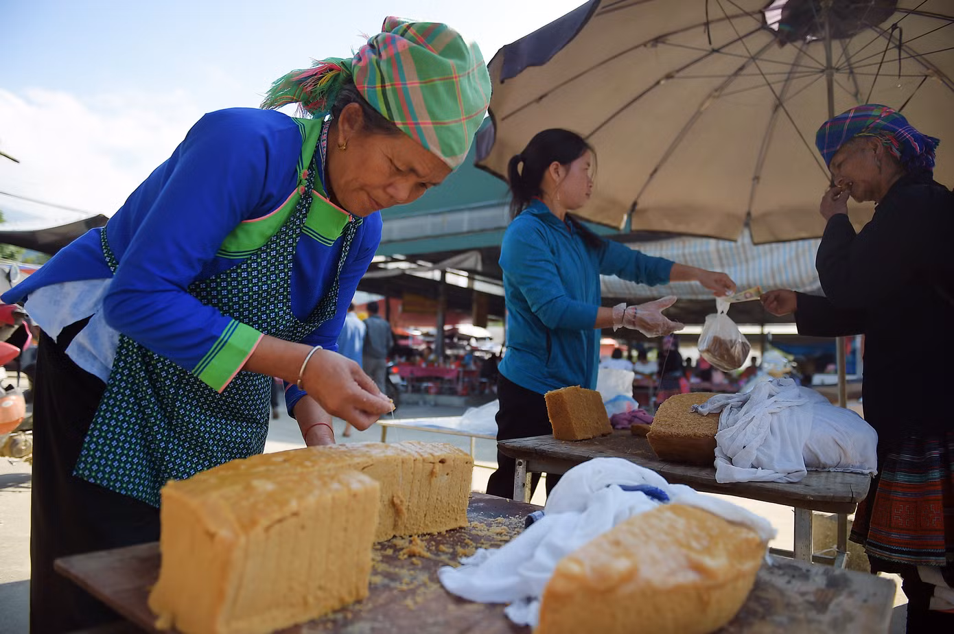 Đến chợ phiên San Thàng, bên cạnh những hàng hóa, thực phẩm mua về mới chế biến, còn có một khu riêng thơm nức mùi vị của các loại bánh để khách thưởng thức tại chỗ.