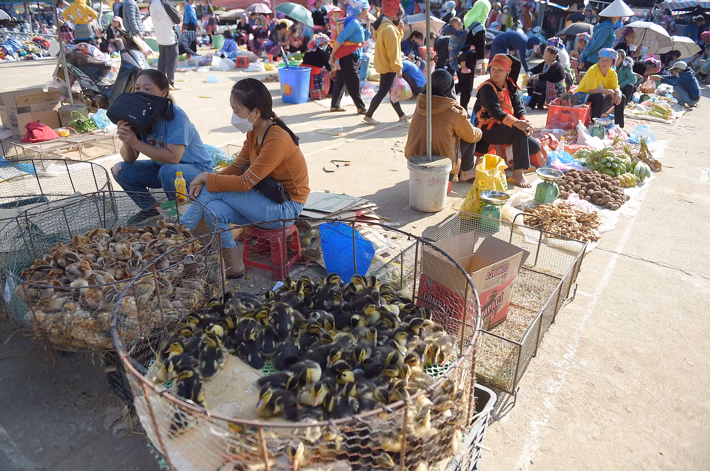 Chợ phiên San Thàng có tên gốc là chợ Tam Đường đất. Tam Đường trong tiếng của dân tộc tộc Giấy có nghĩa là ngã ba đường. Chợ phiên Sang Thàng họp đều đặn vào thứ Năm và Chủ nhật hằng tuần. Mỗi phiên chợ không chỉ là nơi mua bán, trao đổi hàng hóa mà còn là dịp gặp gỡ, giao lưu của đồng bào các dân tộc Tày, Mông, Dao, Giáy, Lự...