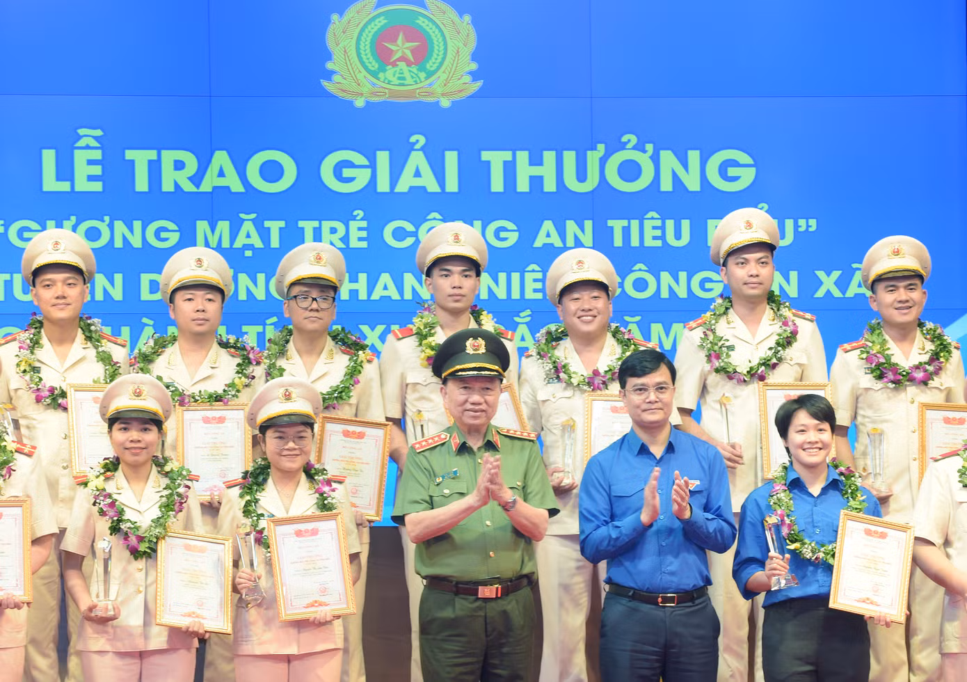 Bộ trưởng Bộ Công an Tô Lâm và Bí thư thứ nhất T.Ư Đoàn Bùi Quang Huy trao thưởng 20 Gương mặt trẻ Công an tiêu biểu năm 2022. Ảnh: Xuân Tùng