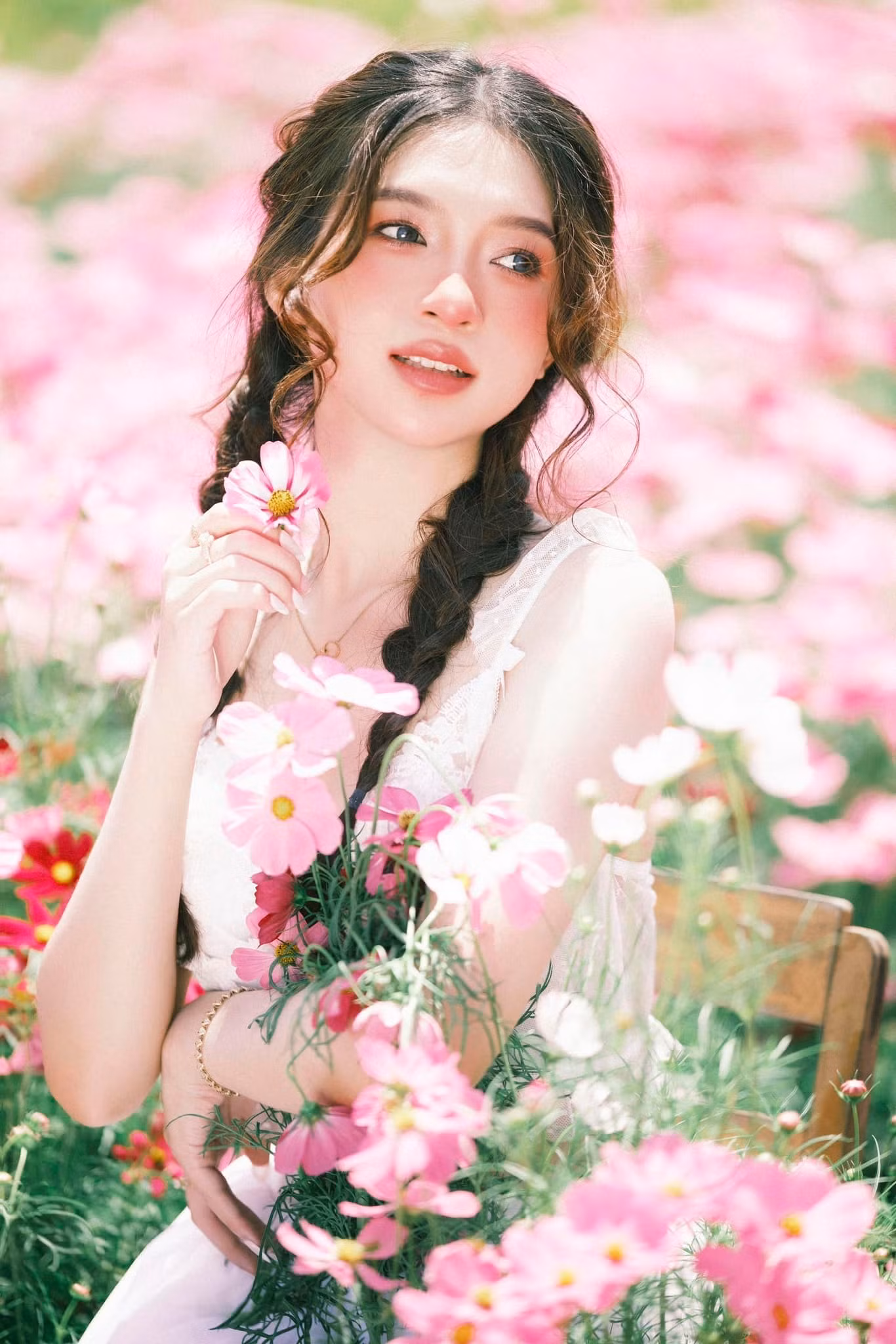 Hiện cô theo học ngành Quan hệ công chúng tại Đại học Nguyễn Tất Thành, và ước mơ của cô là trở thành biên tập viên tại một đài truyền hình. “Tôi may mắn được thầy cô tạo điều kiện để trau dồi kiến thức, rèn luyện kỹ năng và thực tập tại các đài truyền hình lớn. Chính những trải nghiệm này là nền tảng vững chắc giúp tôi từng bước gần hơn đến ước mơ của mình”, cô nói.