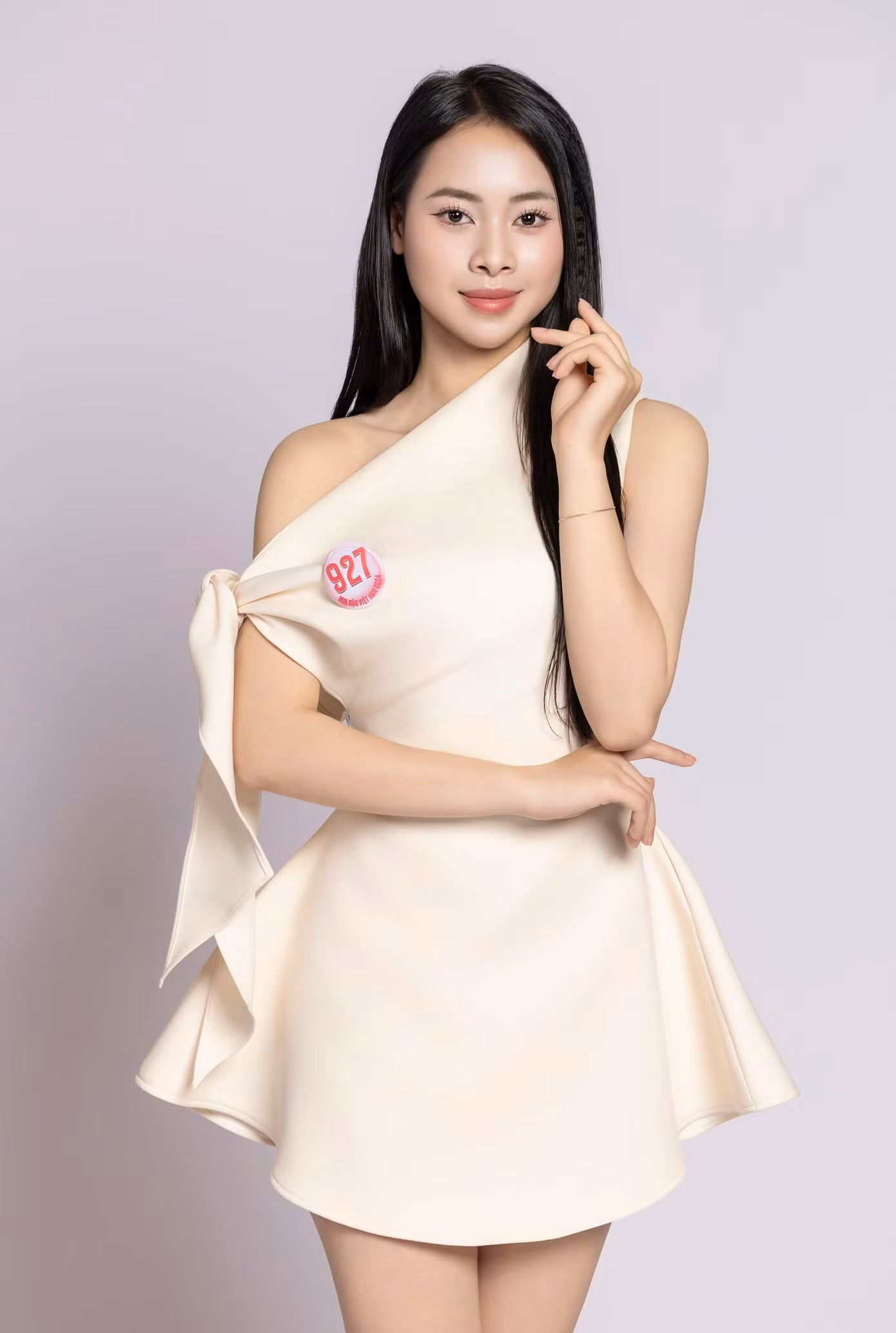 Thí sinh Lê Đoàn Kiều Trinh, SBD 927, sinh năm 2005, đến từ Ninh Bình, sinh viên Đại học Kinh tế Quốc dân Hà Nội đang tham gia vòng chung khảo Hoa hậu Việt Nam 2024 cùng 40 thí sinh khác.