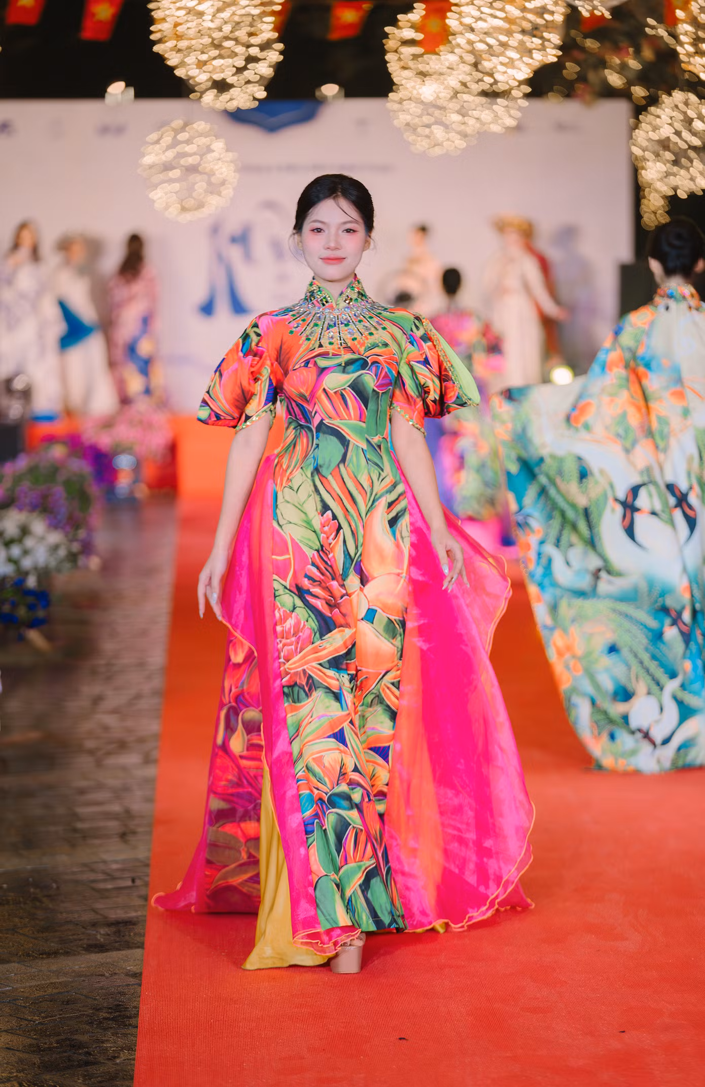 Trong vòng phỏng vấn kín, Yến Linh được hỏi nhiều câu khác nhau nhưng câu hỏi mà cô nhớ nhất đó là lý do chọn thi vào Đại học Mỹ thuật Công nghiệp thay vì Đại học Mỹ thuật Việt Nam. “Đó là vì từ hồi cấp hai, sau khi tìm hiểu tôi đã cảm thấy yêu mến ngôi trường Đại học Mỹ Thuật Công Nghiệp và tôi cũng mong muốn theo đuổi ngành mỹ thuật ứng dụng để có thể đem lại những giá trị thiết thực về nghệ thuật trong cuộc sống”, cô chia sẻ.