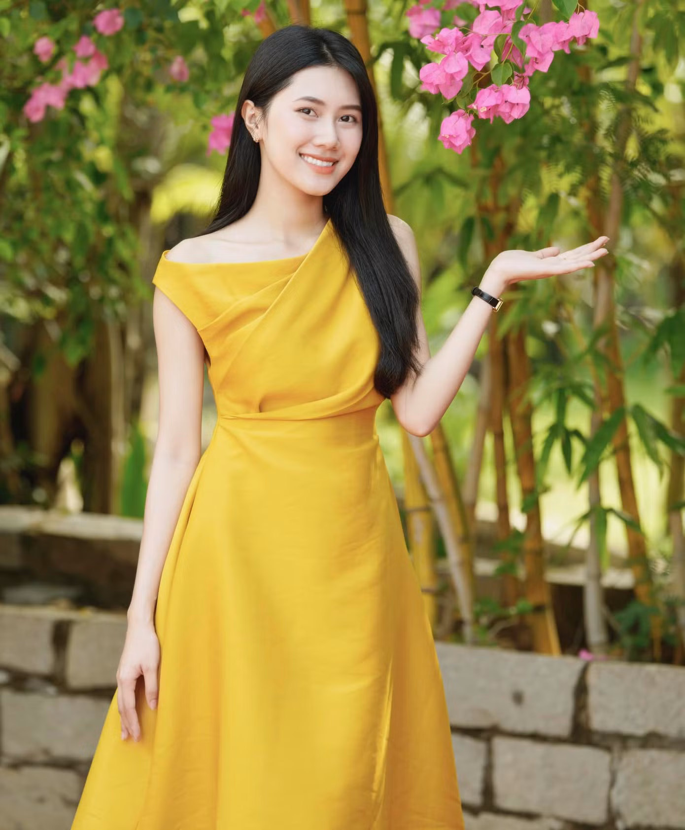 Thùy Nhiên tích cực tham gia các hoạt động từ thiện xã hội. Cô tham gia tổ chức chương trình lễ hội trăng rằm của hội thiện nguyện Trái tim từ bi, tổ chức chương trình thiện nguyện Hè xanh hy vọng tại huyện Đoàn Kết, xã Bù Đăng, Bình Phước, là cộng tác viên dự án Nuôi em trên vùng cao, tạo điều kiện học tập cho các em có hoàn cảnh khó khăn...