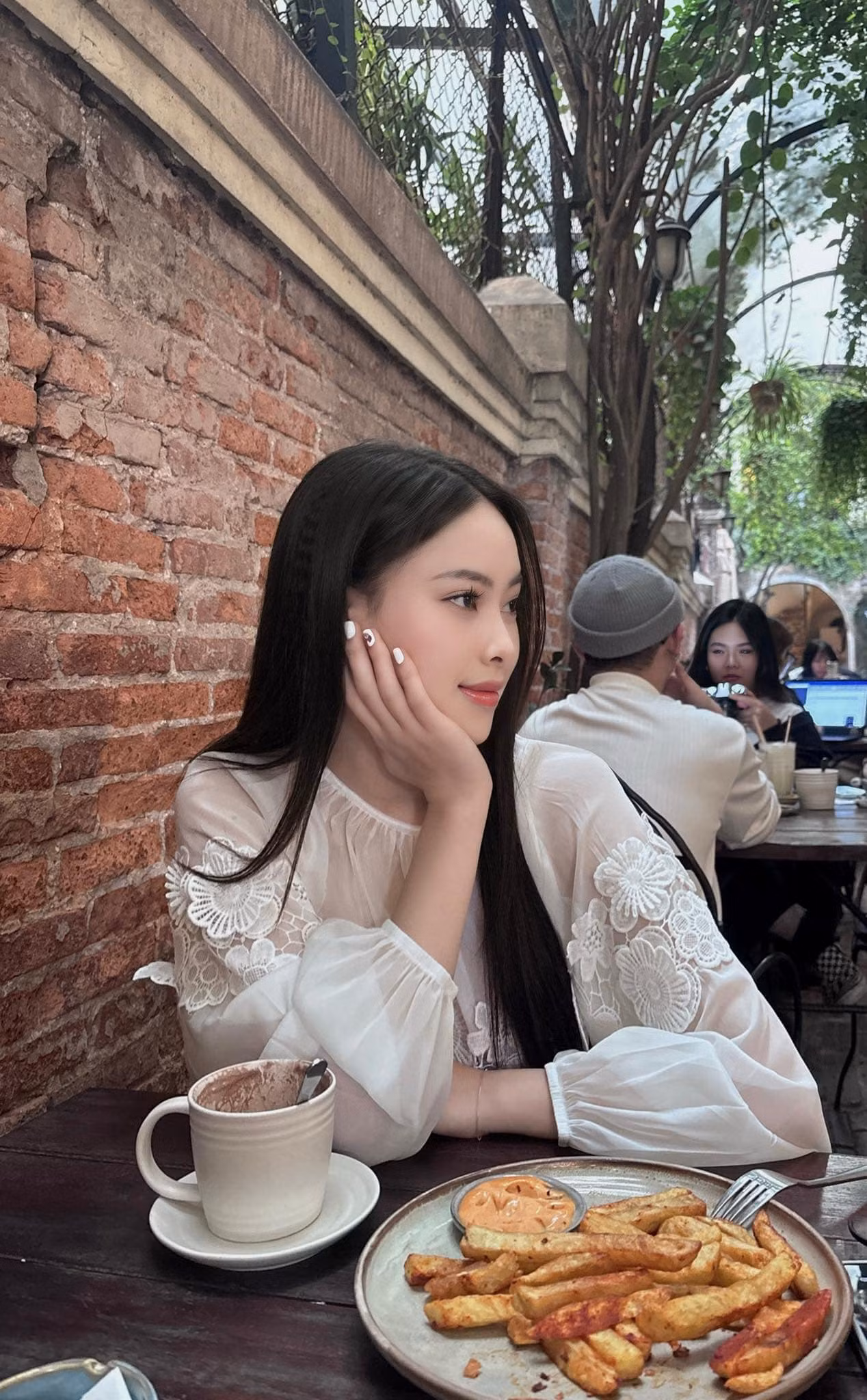 Hiện Kiều Trinh theo học ngành Kế toán, kiểm toán. Cô cho biết nếu không giành danh hiệu cao ở cuộc thi năm nay sẽ tiếp tục học và theo đuổi ngành ngân hàng.