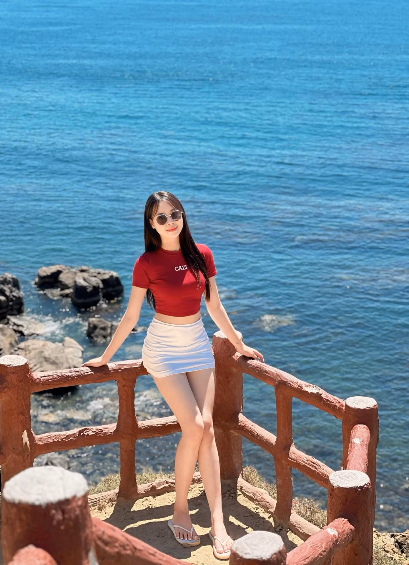 “Tự tin vì tôi luôn sẵn sàng đón nhận thử thách và thể hiện bản thân một cách chân thành nhất. Kiên trì vì tôi tin rằng mọi thành công đều đến từ sự nỗ lực không ngừng. Nhân ái là vì tôi luôn mong muốn giúp đỡ và lan tỏa những điều tốt đẹp đến với mọi người”, người đẹp chia sẻ thêm.