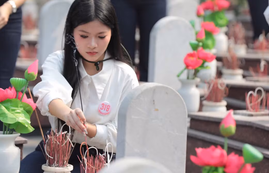 Trước đó, Yến Linh cùng các thí sinh có những hoạt động ý nghĩa ở Quảng Trị khi đồng hành cùng giải Tiền Phong Marathon 2025 và tham gia nhiều hoạt động ý nghĩa như đến thăm Nghĩa trang Trường Sơn, Nghĩa trang Đường 9, dâng hương tưởng niệm các anh hùng liệt sĩ ở di tích Thành cổ Quảng Trị, lễ thả hoa đăng bên sông Thạch Hãn, lễ Thượng cờ ở đôi bờ Hiền Lương - Bến Hải...
