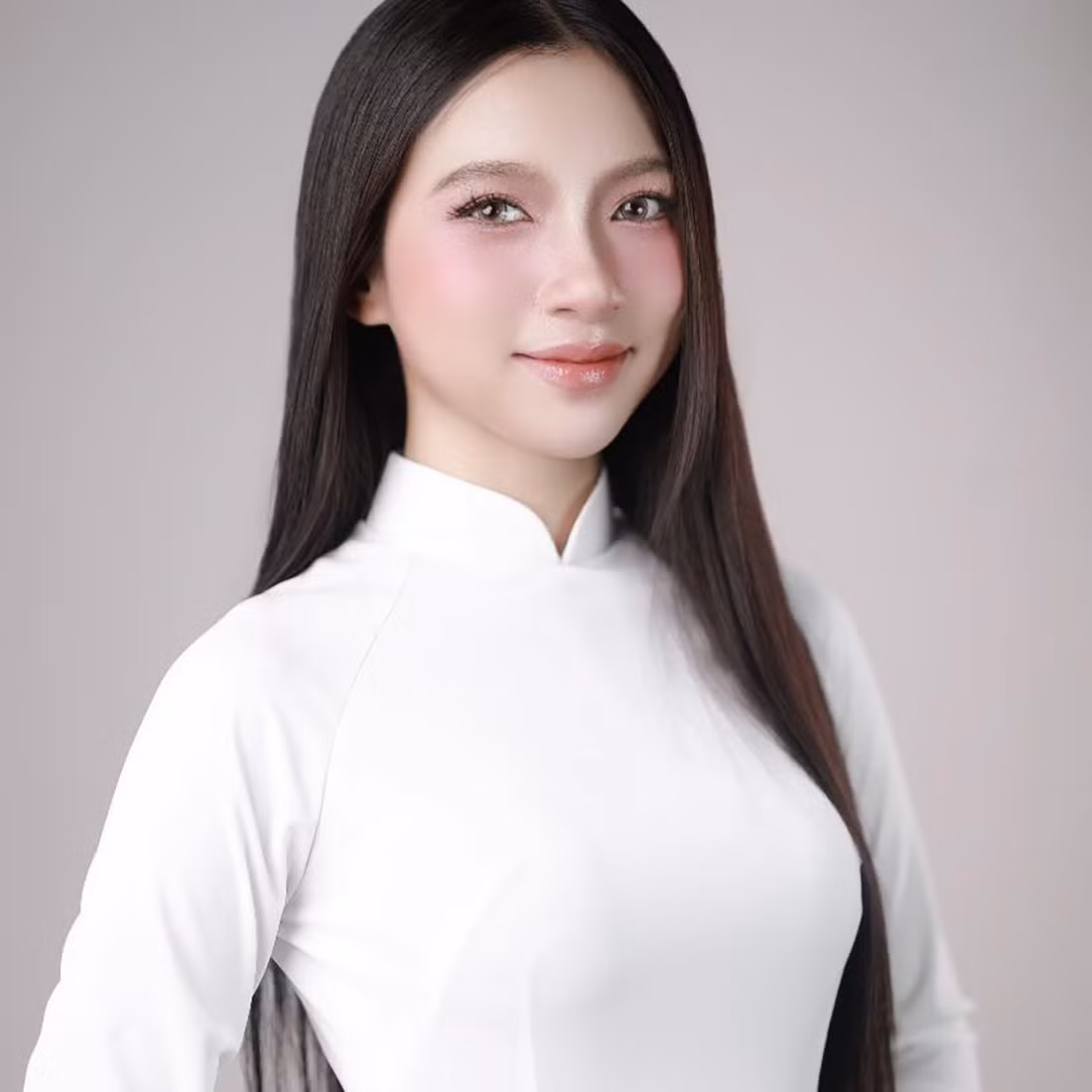 Trên các diễn đàn sắc đẹp, vẻ ngọt ngào và trong trẻo của Vũ Yến được nhiều khán giả yêu mến. Nhiều người nhận xét cô có gương mặt như búp bê với đôi mắt to tròn, sống mũi cao.