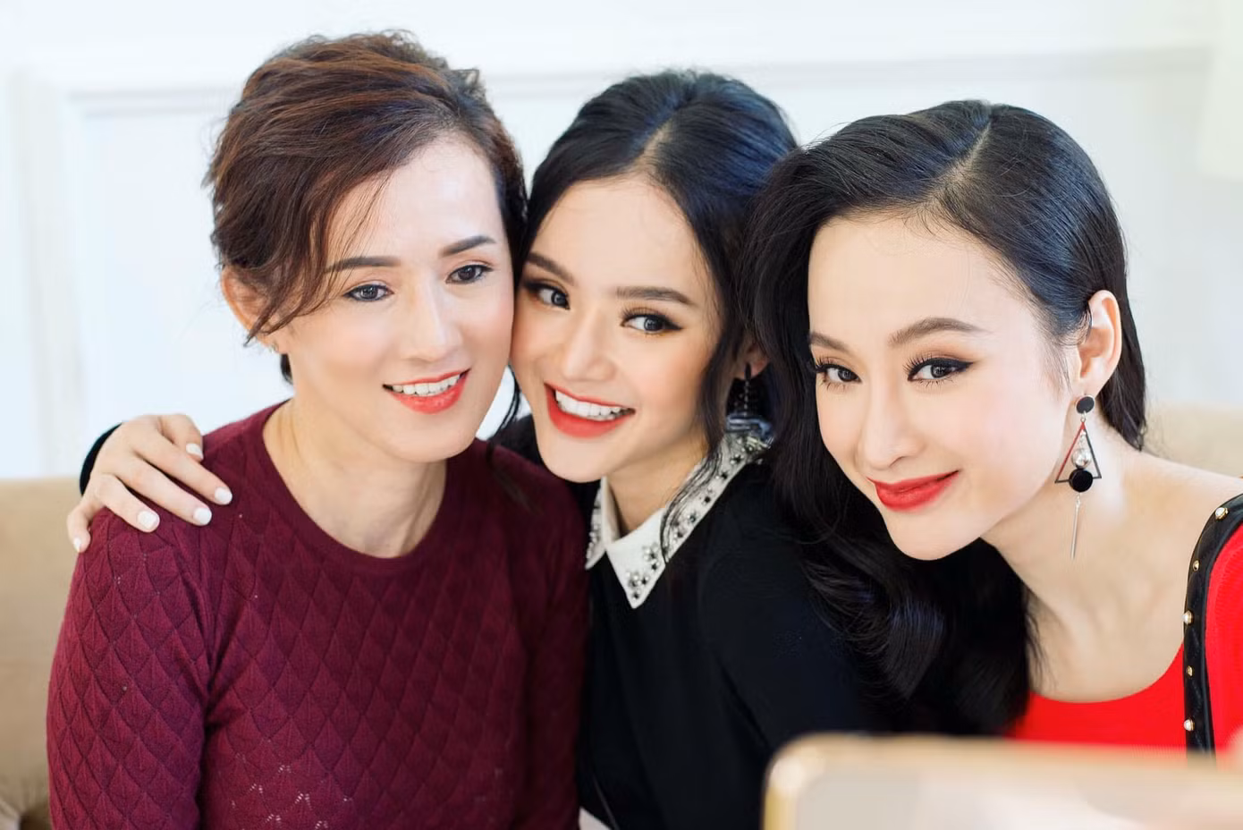 Angela Phương Trinh chụp ảnh cùng mẹ và em gái.