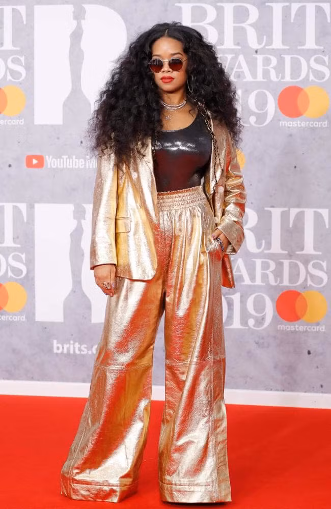Muôn kiểu váy xuyên thấu, siêu gợi cảm của sao trên thảm đỏ BRITs 2019 ảnh 12