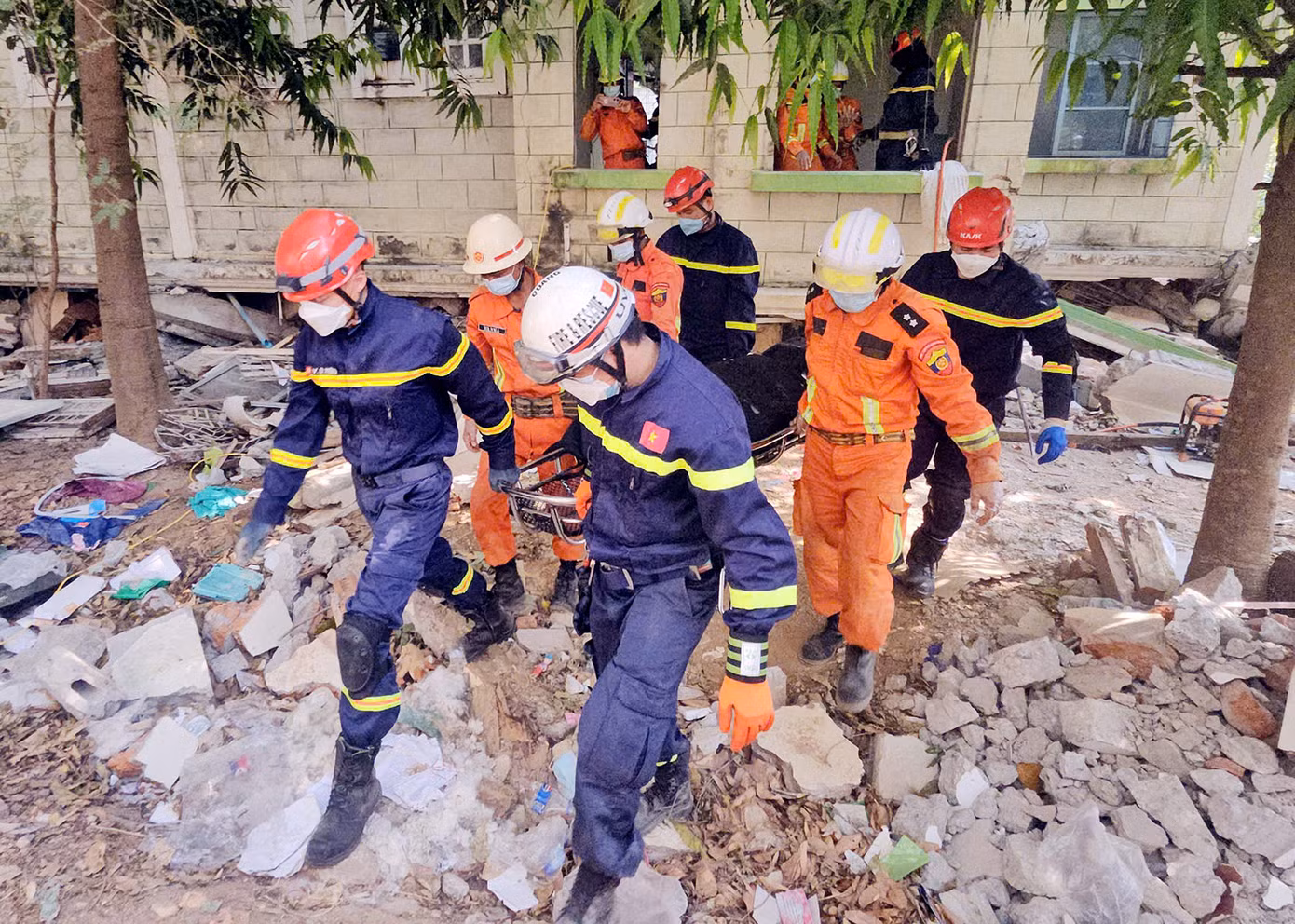 Thi thể nạn nhân được đoàn cứu hộ đưa ra ngoài. Ảnh: Lê Hoàng