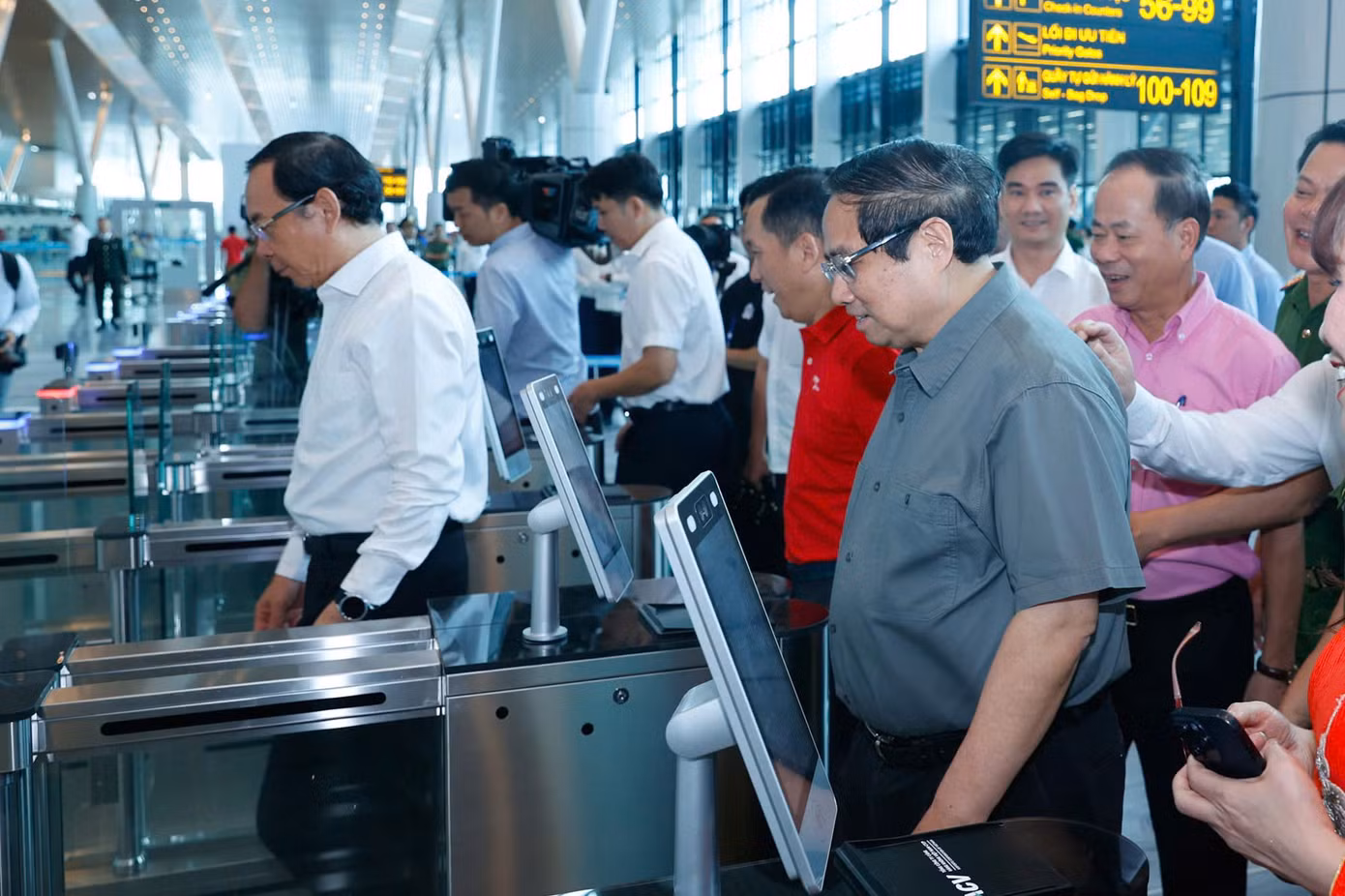 Thủ tướng Phạm Minh Chính và các đại biểu trải nghiệm các ứng dụng thông minh tại nhà ga T3, sân bay Tân Sơn Nhất sáng 19/4. Ảnh: VGP.
