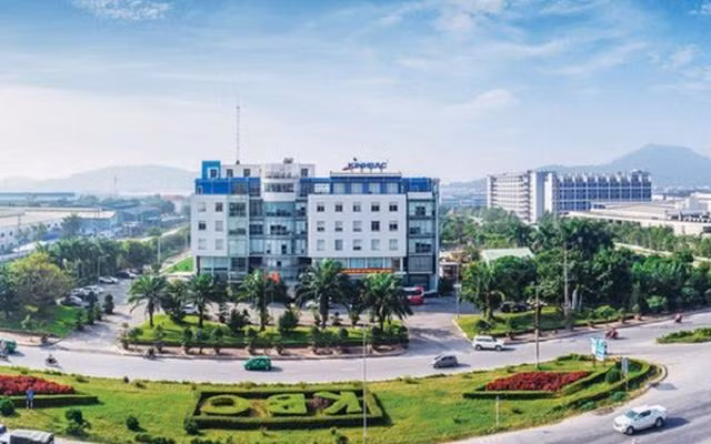 KBC sẽ nâng vốn điều lệ từ hơn 7.676 tỷ đồng lên 10.176 tỷ đồng, tương đương hơn 1 tỷ cổ phiếu. KBC sẽ nâng vốn điều lệ từ hơn 7.676 tỷ đồng lên 10.176 tỷ đồng, tương đương hơn 1 tỷ cổ phiếu.