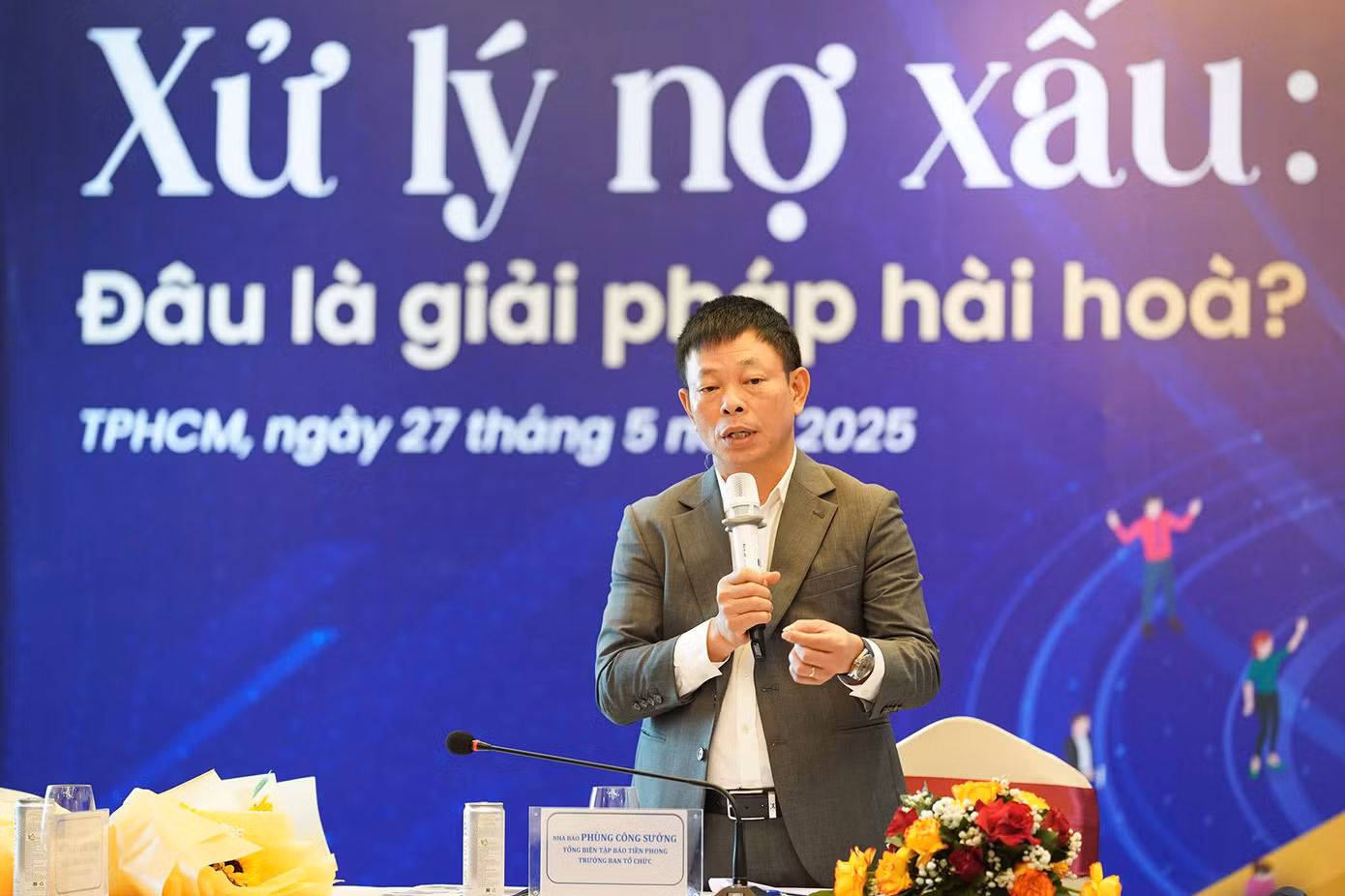 Nhà báo Phùng Công Sưởng - Tổng Biên tập Báo Tiền Phong - chủ trì hội thảo “Xử lý nợ xấu: Đâu là giải pháp hài hoà?” vào sáng 27/5, tại TPHCM.