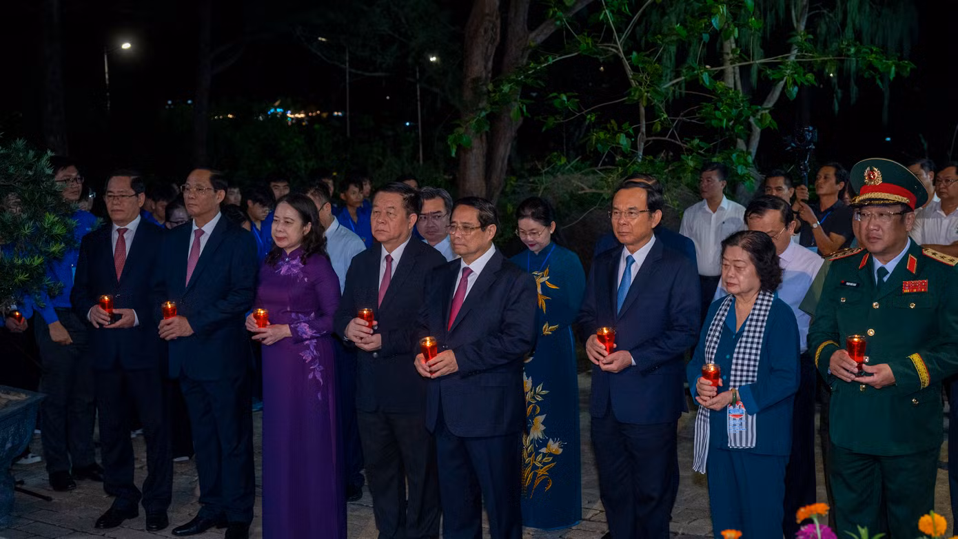 Lãnh đạo Đảng, Nhà nước, bộ, ngành Trung ương và tỉnh Bà Rịa - Vũng Tàu dự Lễ thắp nến tri ân tại Nghĩa trang Hàng Dương (huyện Côn Đảo).