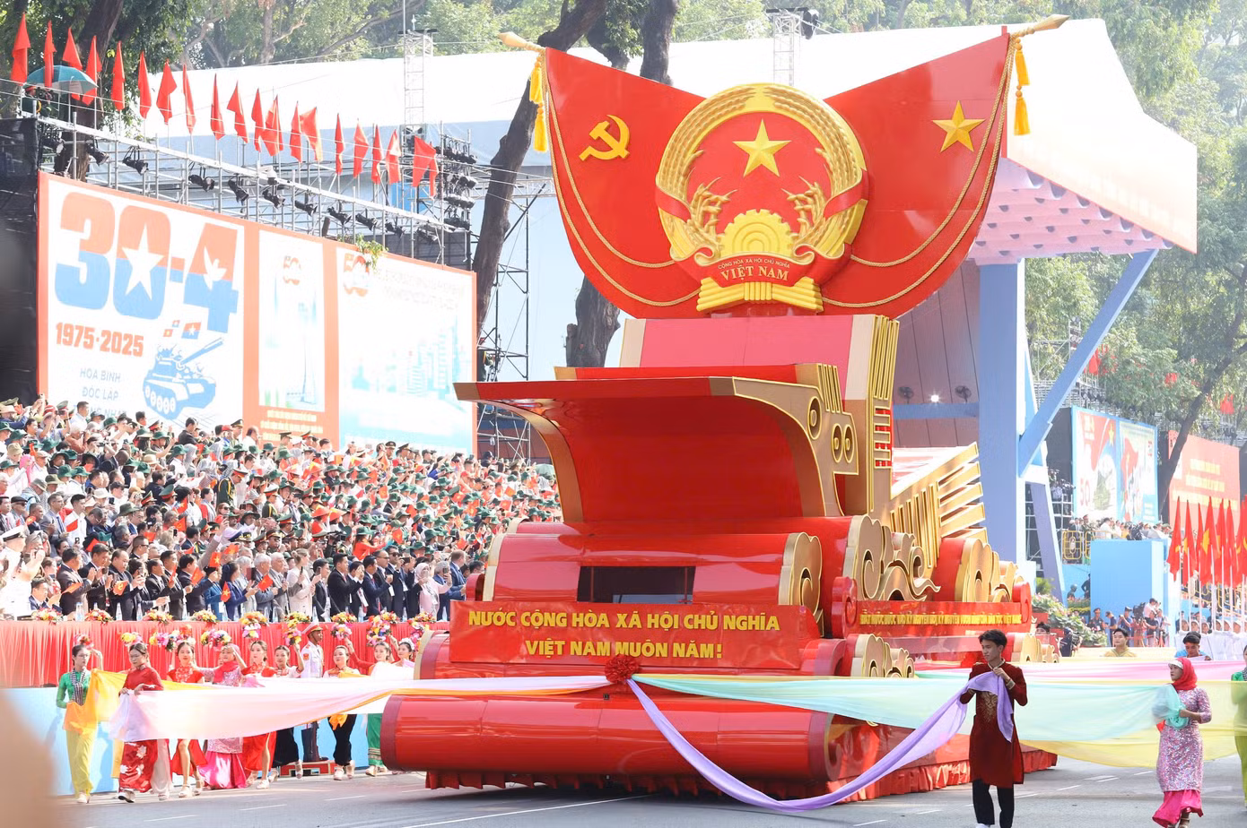 Đi đầu đội hình diễu binh, diễu hành là Quốc huy nước Cộng hòa xã hội chủ nghĩa Việt Nam. Quốc huy được đặt trên biểu tượng chim Lạc, thể hiện cội nguồn văn hóa, ý chí, khát vọng hòa bình, thống nhất Tổ quốc của dân tộc Việt Nam.