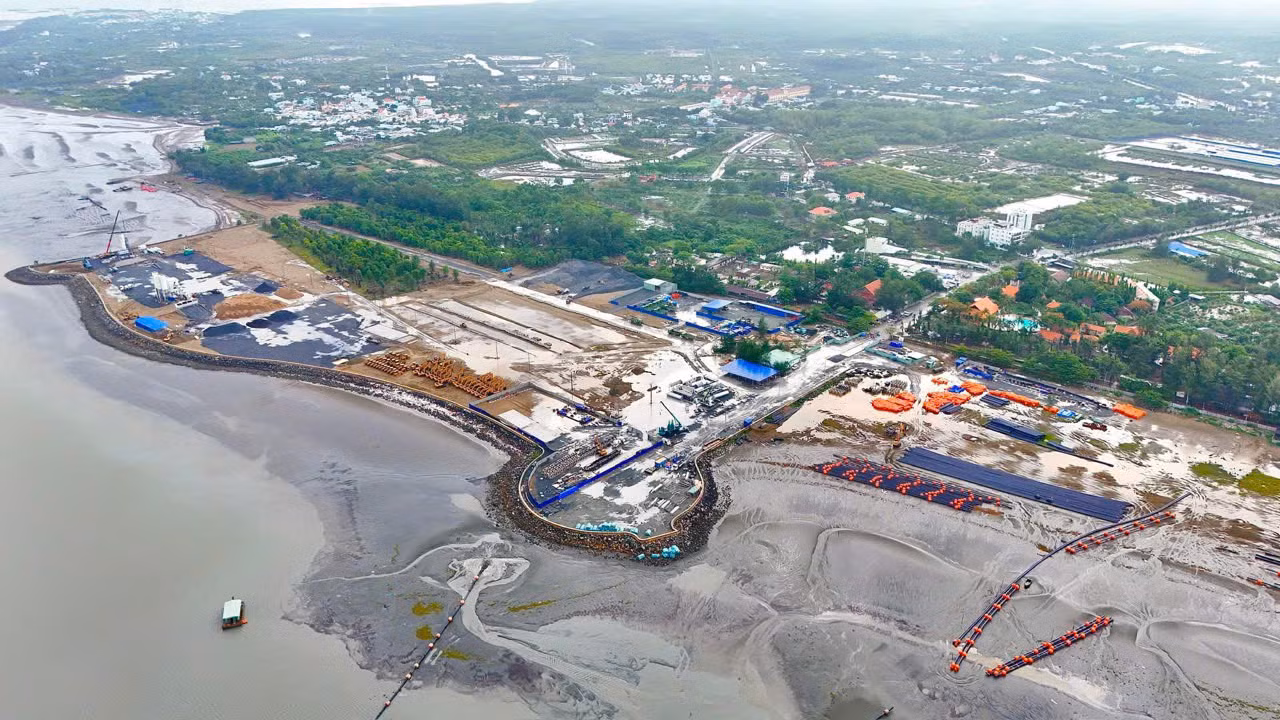 Phân khu C cũng được chia thành 6 đơn vị ở từ C1 đến C6 với tổng dân số tối đa bố trí trong các đơn vị ở là 41.364 người, gồm khu vực công trình hỗn hợp (đất hỗn hợp nhóm nhà ở cao tầng 44 tầng) có dân số tối đa khoảng 8.315 người với định hướng phát triển thành khu thương mại dịch vụ, dịch vụ du lịch kết hợp với một số công trình công cộng dịch vụ.
