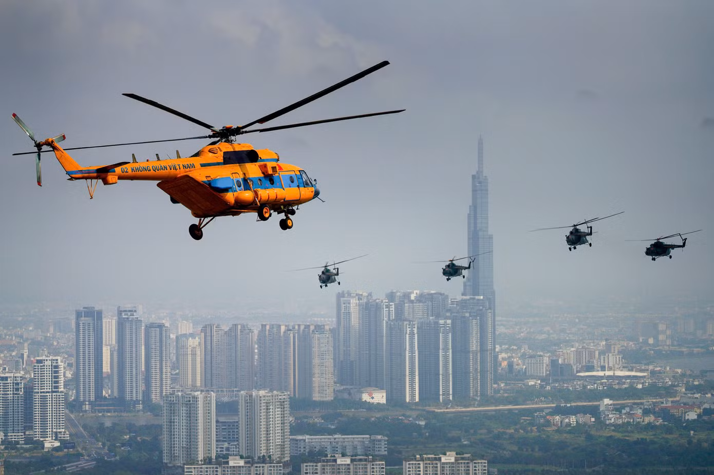 Tại thời điểm khai trương, The Landmark 81 không chỉ trở thành tòa nhà cao nhất Đông Nam Á mà còn đột phá các kỷ lục khác như tầng quan sát cao nhất Việt Nam, căn hộ cao nhất Việt Nam và nhà hàng, quán bar cao nhất Đông Nam Á.