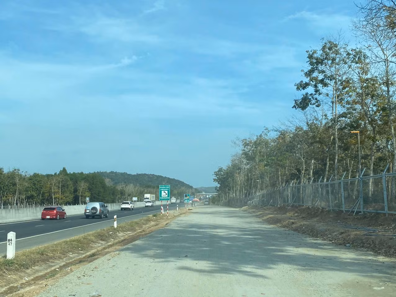 Hiện tại, đường dẫn vào lẫn lối ra của hai trạm dừng nghỉ này vẫn là đường đất, chưa được thảm nhựa.