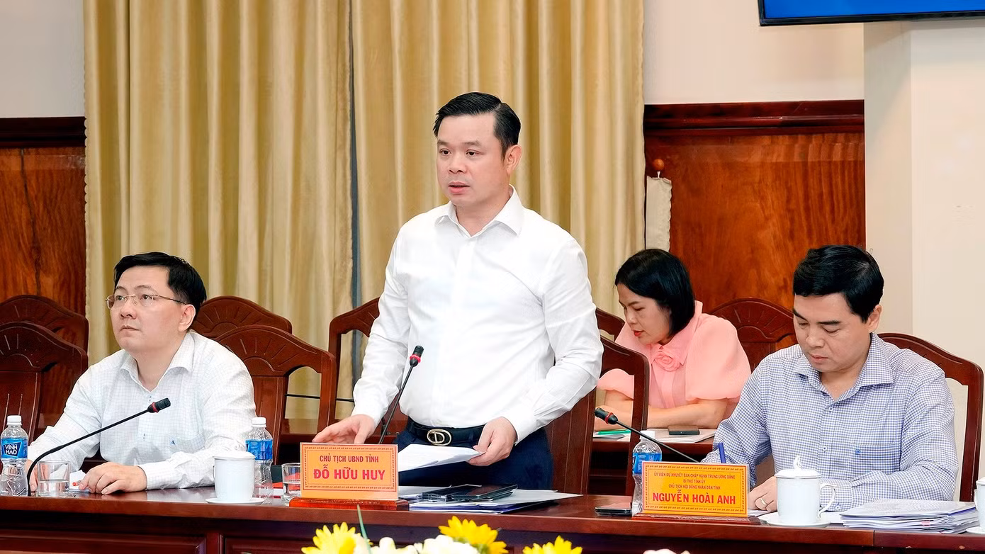 Ông Đỗ Hữu Huy - Chủ tịch UBND tỉnh Bình Thuận - phát biểu tại buổi làm việc với Tập đoàn Công nghiệp Cao su Việt Nam. Ảnh: Báo Bình Thuận.