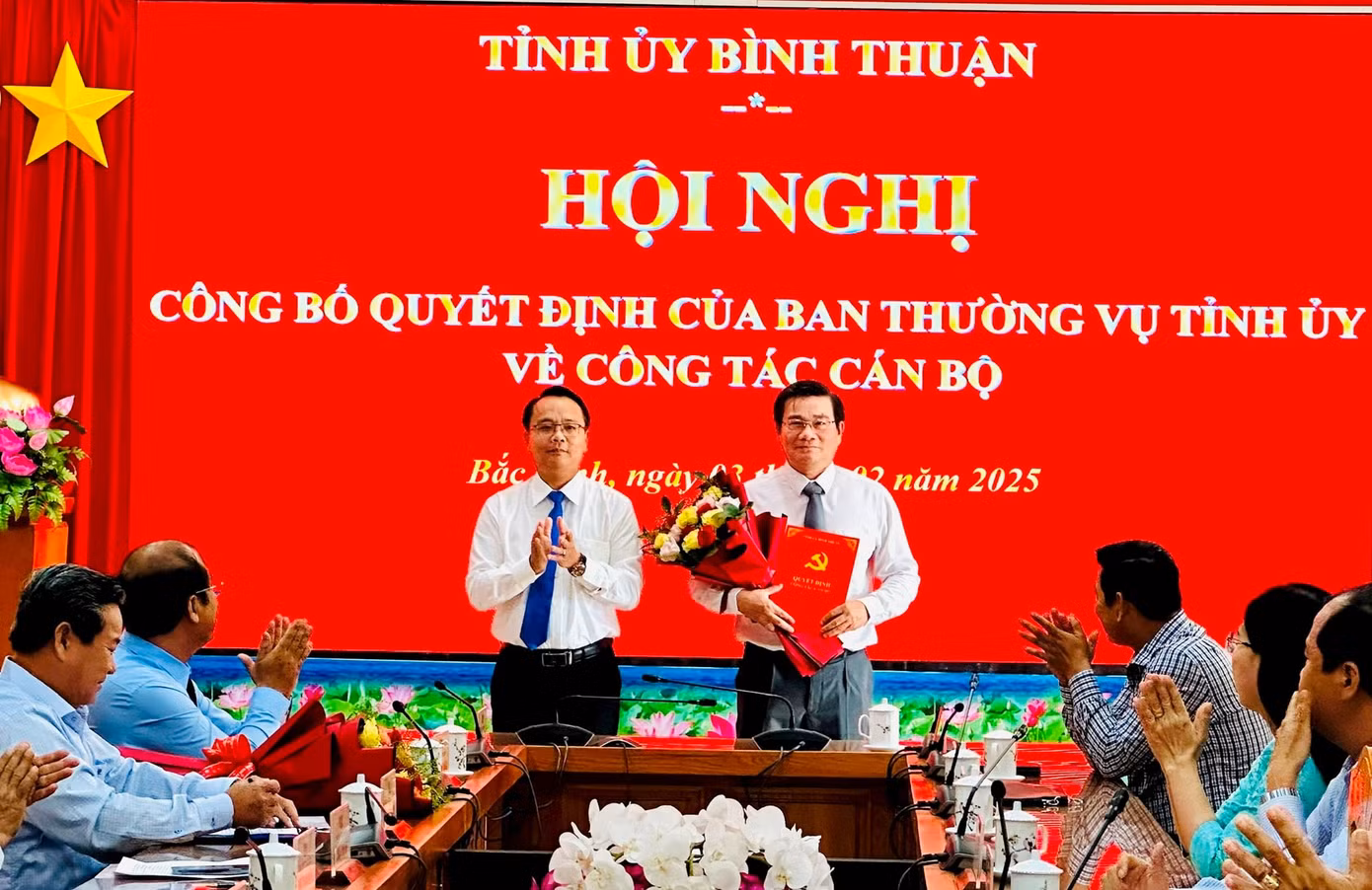 Ông Đặng Hồng Sỹ- Phó Bí thư Thường trực Tỉnh ủy, Trưởng đoàn ĐBQH tỉnh Bình Thuận trao quyết định cho ông Đỗ Thái Dương.