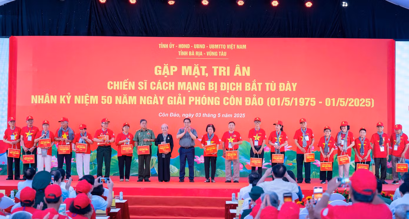 Thủ tướng Chính phủ Phạm Minh Chính tặng quà các chiến sĩ cách mạng bị địch bắt tù đày.