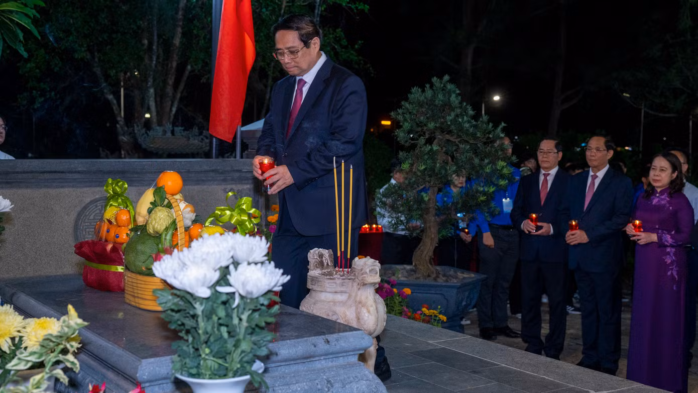 Thủ tướng Chính phủ Phạm Minh Chính dâng nến tri ân tại phần mộ cố Tổng Bí thư Lê Hồng Phong.