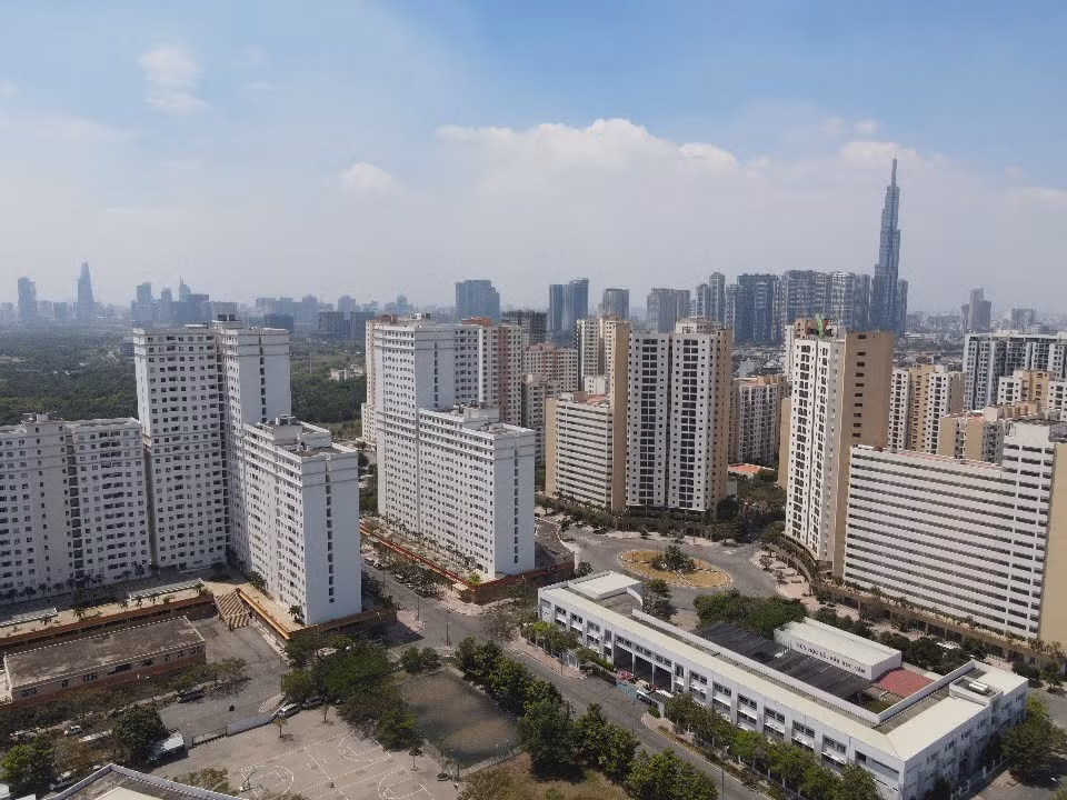 Với diện tích đất rộng 38,4 ha và hàng chục block chung cư đồ sộ, Khu tái định cư Bình Khánh (TP.Thủ Đức) là khu tái định cư lớn nhất TPHCM được xây dựng, hoàn thành từ năm 2015. Kể từ đó đến nay, nhiều block chung cư vẫn cửa đóng then cài và đang xuống cấp trầm trọng.