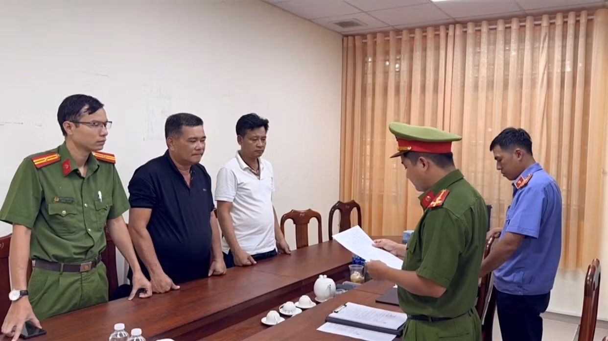 Cơ quan CSĐT tống đạt quyết định khởi tố vụ án hình sự và quyết định khởi tố bị can đối với ông Đoàn Minh Trang và Thân Hoàng Vương.