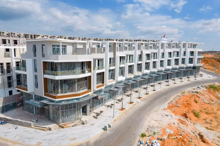 543 căn nhà phố thấp tầng ở Khu đô thị Dịch vụ du lịch tại phường Phú Hài, TP. Phan Thiết do Công ty TNHH Đầu tư Hưng Lộc Phát Phan Thiết làm chủ đầu tư, đủ điều kiện bán nhà ở hình thành trong tương lai.