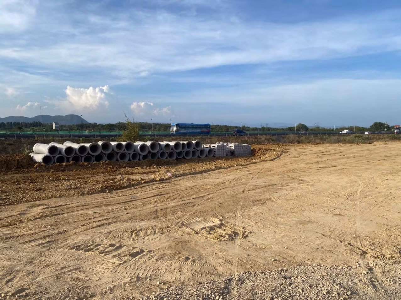 Tuy nhiên, nhiều công trình tại trạm dừng nghỉ vẫn đang dang dở.