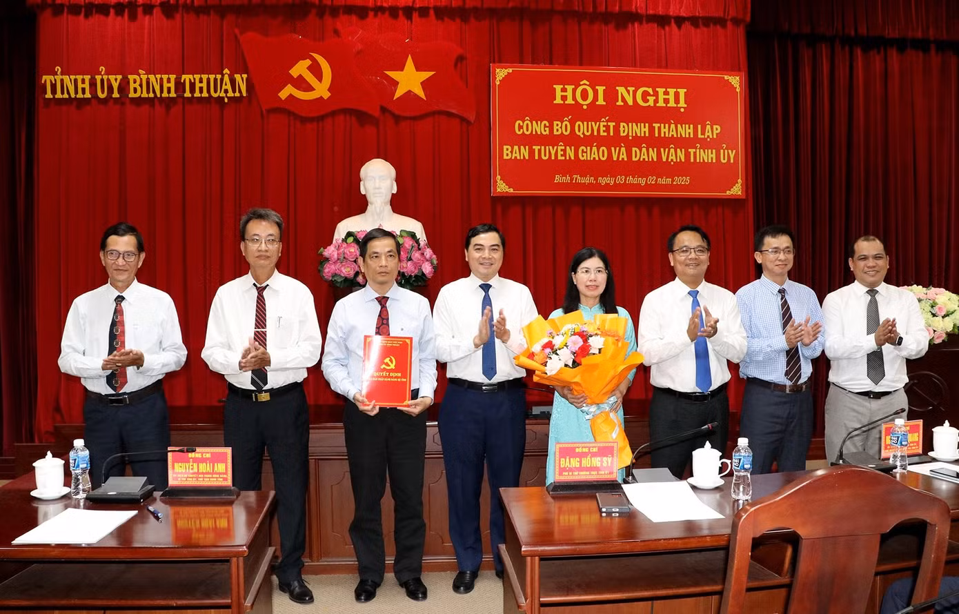 Thường trực Tỉnh uỷ Bình Thuận trao quyết định thành lập Ban Tuyên giáo và Dân vận Tỉnh ủy.