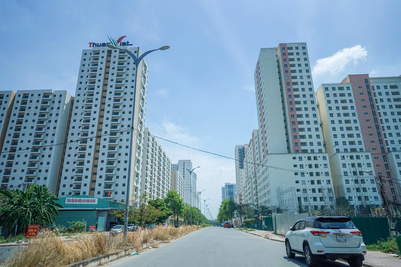 Theo đó, UBND TPHCM đã chấp thuận đề xuất của Sở Xây dựng về việc tiếp tục đấu giá 3.790 căn hộ tại lô R1, R2, R3, R4, R5 thuộc khu 38,4ha trong khu đô thị mới Thủ Thiêm với mục tiêu sử dụng, công năng là nhà ở thương mại, đã được Bộ Xây dựng cho ý kiến.