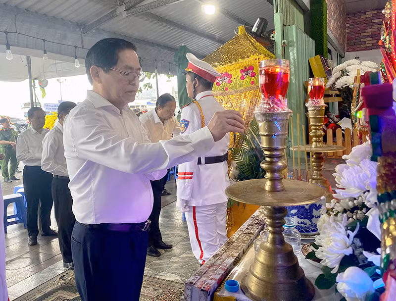 Ông Phạm Viết Thanh, Bí thư Tỉnh ủy - Chủ tịch HĐND tỉnh Bà Rịa - Vũng Tàu thắp hương viếng thượng sĩ Nguyễn Ngọc Minh Nhật. Ảnh: Báo Bà Rịa - Vũng Tàu.