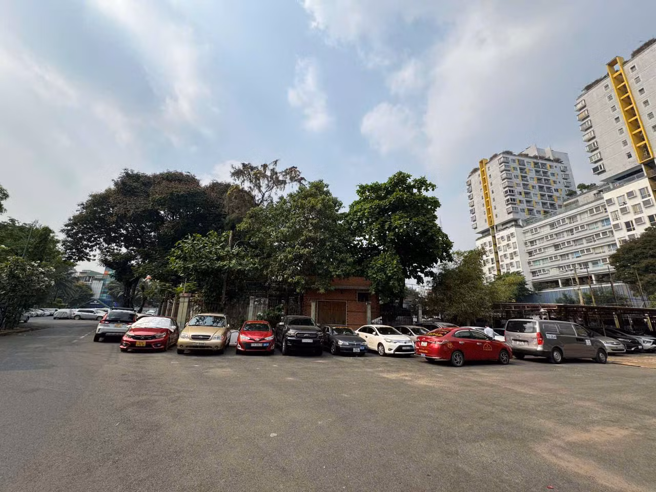 Khu đất ở địa chỉ 238 đường 3/2 (phường 12, quận 10, TPHCM) được tận dụng làm bãi đậu xe.