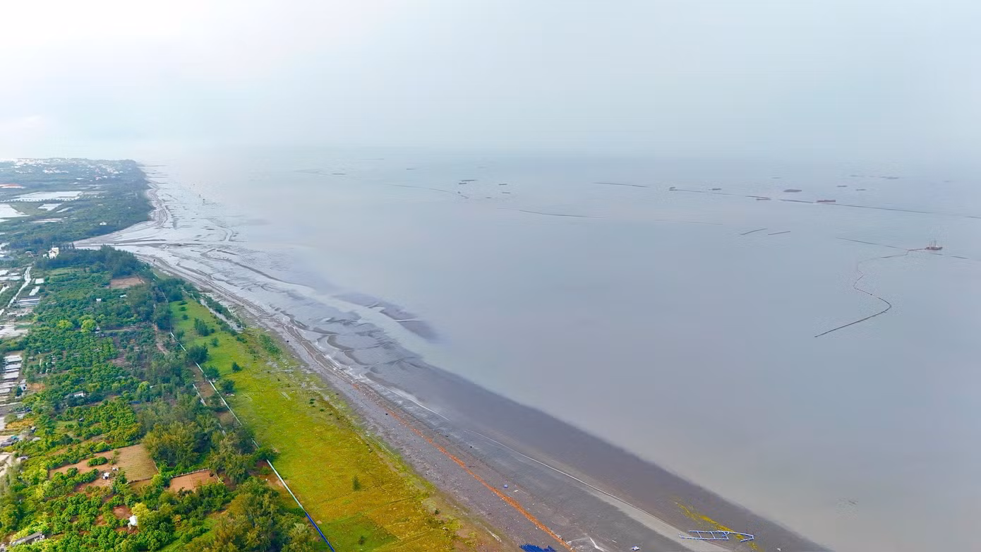 Phân khu D khoảng 480 ha và phân khu E khoảng 458 ha (cây xanh và mặt nước), gồm phân khu D là khu trung tâm thương mại, nghỉ dưỡng cao cấp, đô thị hiện đại với các khu ở (nhà ở liên kế, biệt thự) đảm bảo tiêu chí hiện đại và thông minh, còn phân khu E là mặt nước, kênh dẫn và cây xanh sử dụng cấp đô thị.