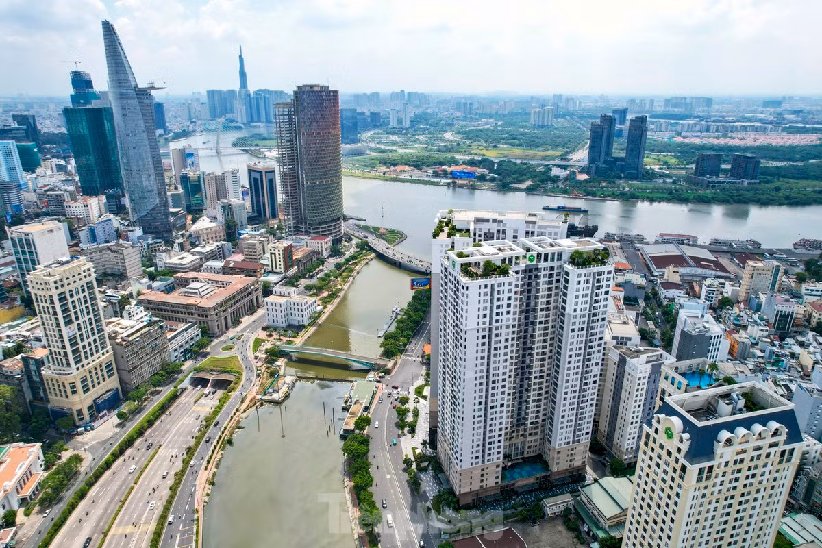 Đại lộ Đông Tây hướng ra sông Sài Gòn.