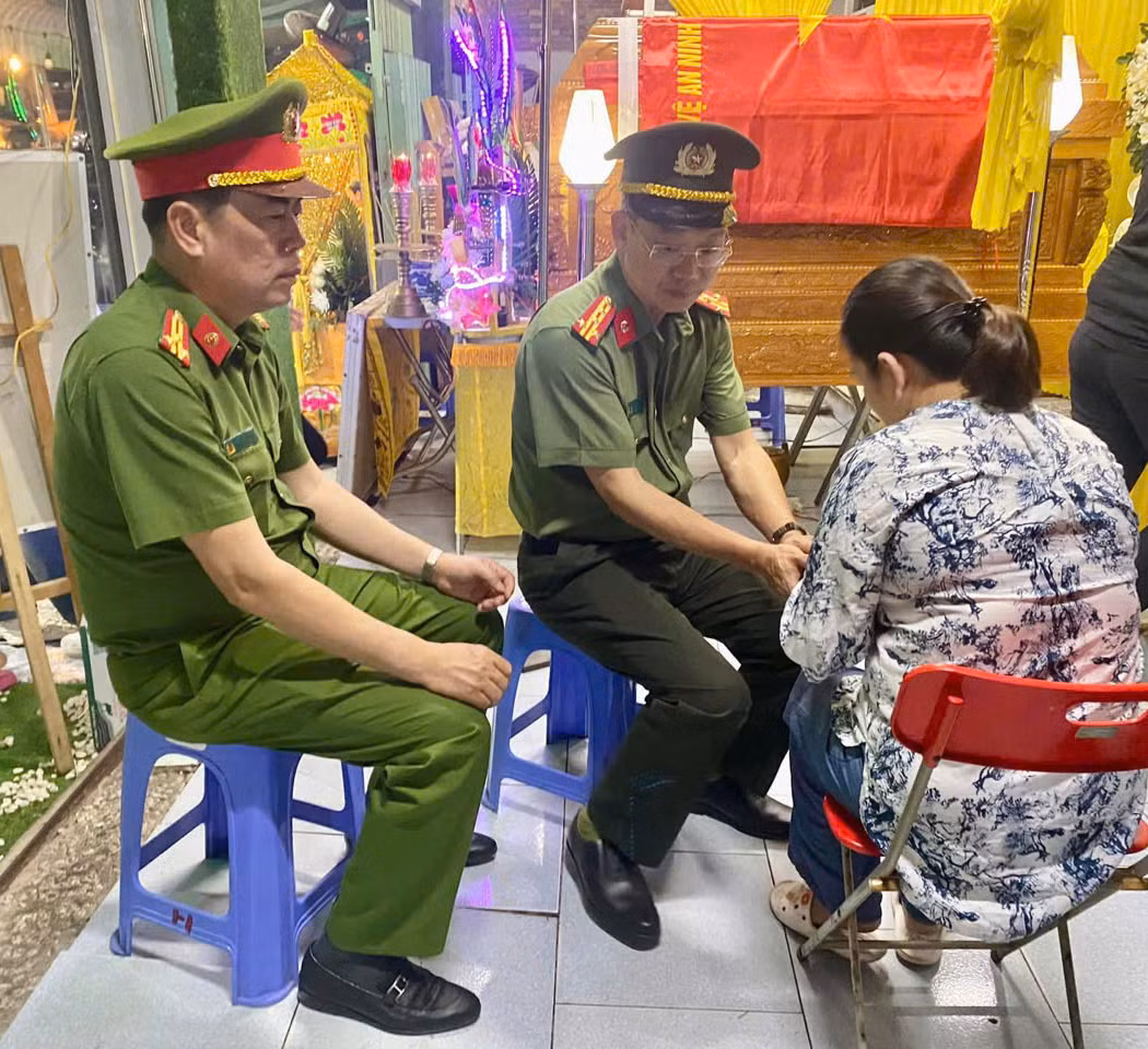 Đại tá Vũ Như Hà, Giám đốc Công an tỉnh Bà Rịa - Vũng Tàu và Thượng tá Trần Thanh Hiển, Phó Giám đốc Công an tỉnh Bà Rịa - Vũng Tàu động viên người thân thượng sĩ Nguyễn Ngọc Minh Nhật.