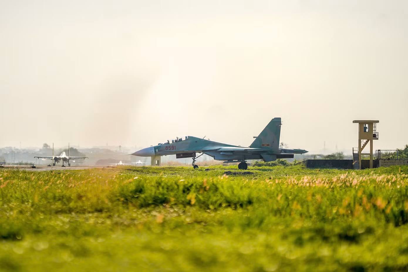 Su-30MK2 lăn ra đường băng.