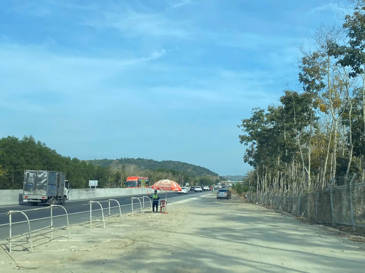 Lối ra trạm dừng nghỉ vẫn là đường đất, chưa có dải phân cách.