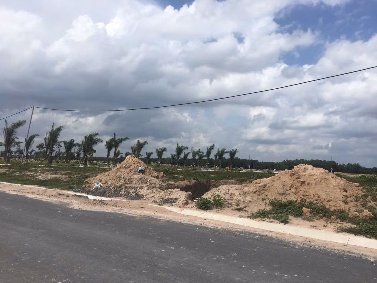Trước thông tin lan truyền rằng, huyện Nhơn Trạch (tỉnh Đồng Nai) sẽ sáp nhập vào TPHCM khiến hàng trăm nhà đầu tư đổ xô về đây tìm kiếm đất nền.