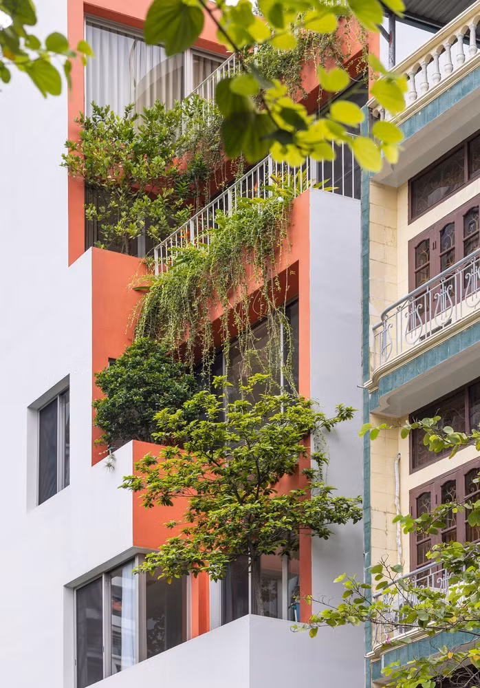 Do đó, tại các không gian mở ở ban công hướng Đông Nam, kiến trúc sư tổ chức hệ thống ban công và chậu cây xanh theo cách sắp xếp so le, đóng vai trò như một lớp sinh học để giảm thiểu tác động đến môi trường và tăng cường cảnh quan, giúp không gian trong nhà và ngoài trời trở nên sống động hơn.