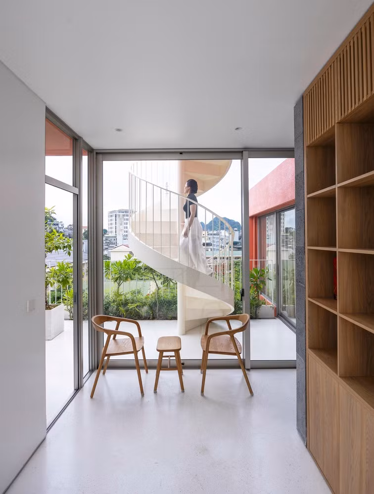 Vùng đệm mở này cũng giúp mở rộng và giải phóng tầm nhìn để mọi người bên dưới có thể quan sát toàn bộ công trình mà không bị cản trở khi đứng gần.