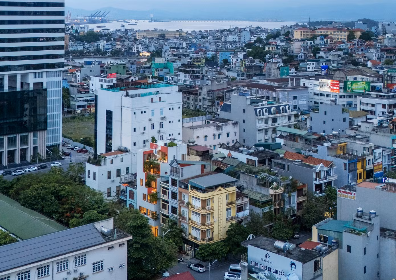 Nhờ các thiết kế này, mặc dù là một ngôi nhà mặt tiền đường, nhưng dường như công trình có đến hai mặt tiền.