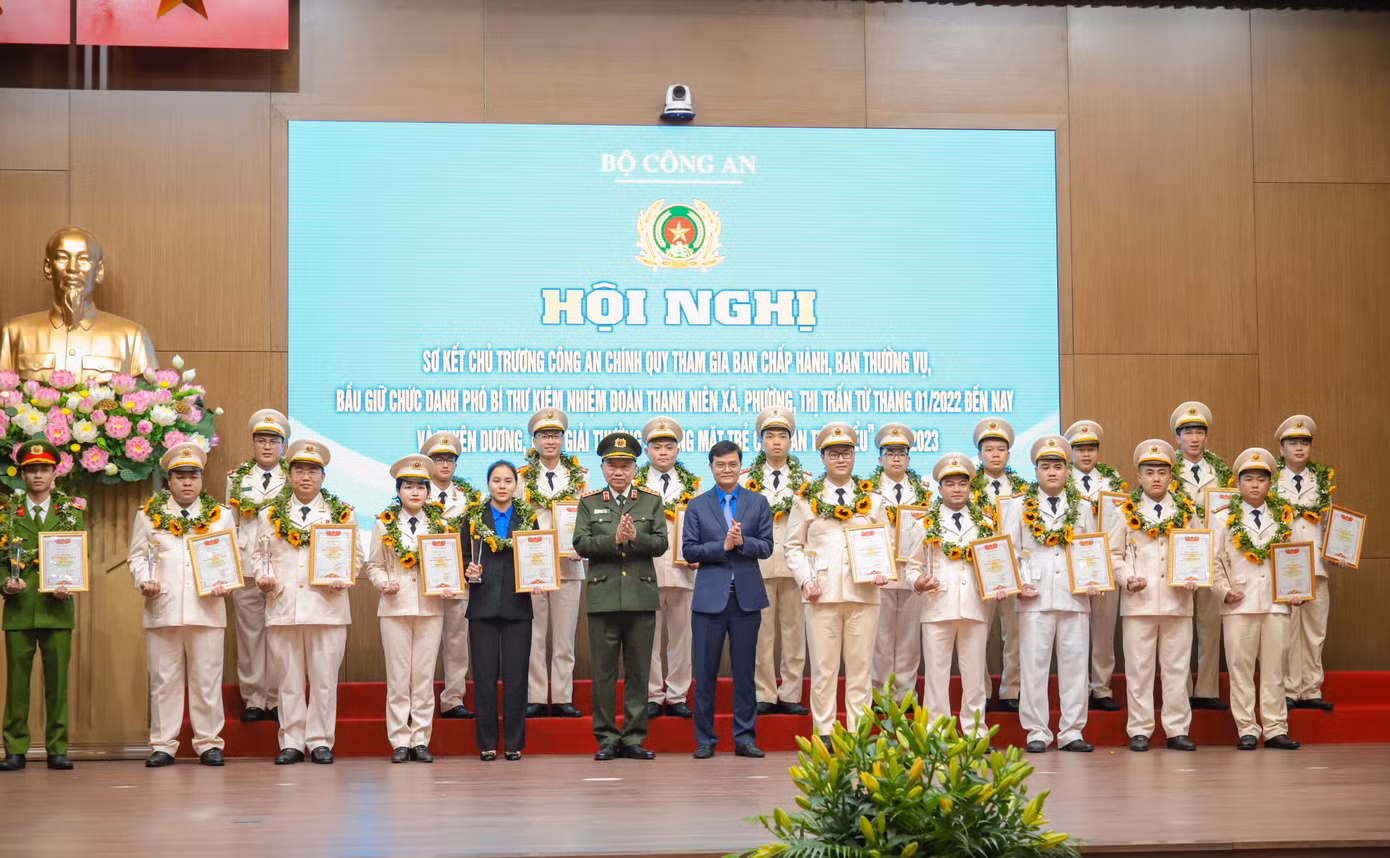 Bộ trưởng Tô Lâm cùng anh Bùi Quang Huy - Bí thư thứ nhất Trung ương Đoàn TNCS Hồ Chí Minh trao giấy khen cho các cá nhân. Ảnh: Phạm Nam