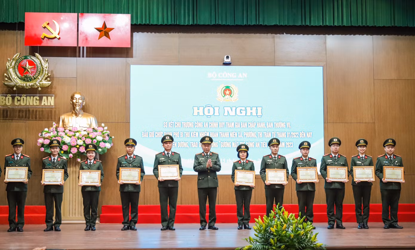 Bộ trưởng Tô Lâm trao bằng khen cho các tập thể, cá nhân. Ảnh: Phạm Nam